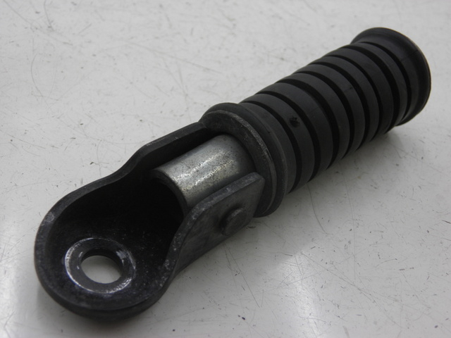 photo de Poggiapiedi posteriore destro YAMAHA SR 125 (1982 - 2003) - Zoom sullo stato d'uso