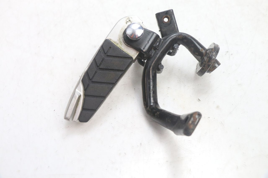 photo de Pedana posteriore sinistra SYM GTS EVO 125 (2009 - 2013) - Zoom sullo stato d'uso