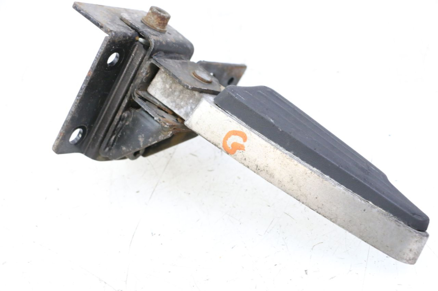 photo de Pedana posteriore sinistra PEUGEOT SATELIS 125 (2013 - 2018) - Primo piano tecnico