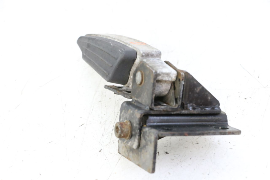 photo de Pedana posteriore sinistra PEUGEOT SATELIS 125 (2013 - 2018) - Dettagli dei punti di fissaggio