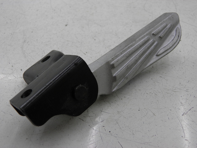 photo de Pedana posteriore sinistra PEUGEOT TWEET 125 (2010 - 2017) - Altra angolazione