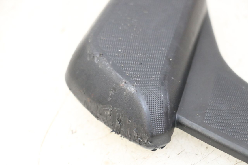 photo de PEDANA POSTERIORE SINISTRA PIAGGIO VESPA PRIMAVERA 4T 50 (2021 - 2024) - Primo piano tecnico