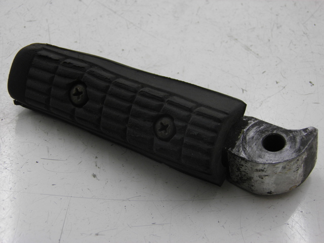 photo de Pedana posteriore sinistra YAMAHA XJS DIVERSION 600 (1997 - 1999) - Dettaglio del componente