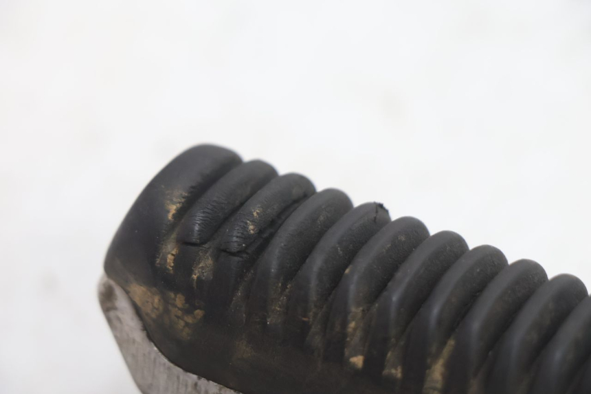 photo de PEDANA ANTERIORE DESTRA SUZUKI GSF N BANDIT 1200 (2001 - 2005) - Altra angolazione