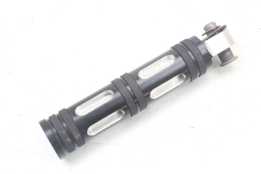 photo de PEDANA ANTERIORE DESTRA HARLEY DAVIDSON SPORTSTER XL CUSTOM 883 (1999 - 2006) - Zoom sullo stato d'uso