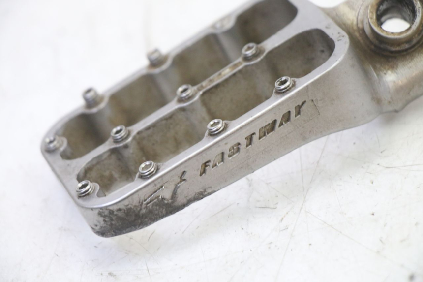 photo de PEDANA ANTERIORE DESTRA KTM SUPERENDURO R 950 (2005 - 2009) - Primo piano tecnico