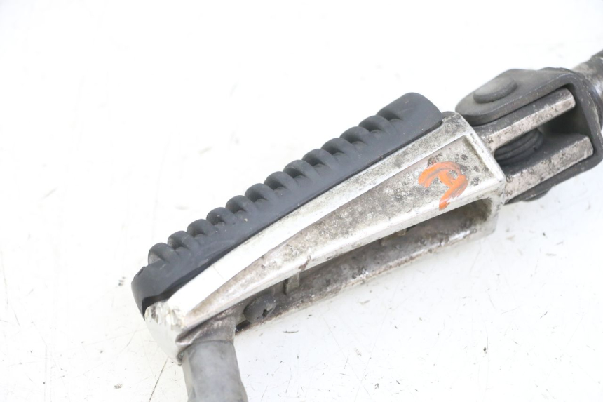 photo de CALE PIED ANTERIORE DESTRO YAMAHA FZS FAZER 600 (2001 - 2003) - Dettaglio del componente