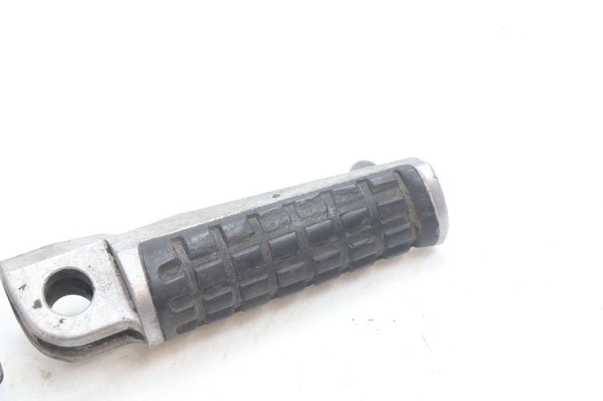photo de CALE PIED ANTERIORE DESTRO KAWASAKI ZX-6R ZX6R 600 (1995 - 1997) - Zoom sullo stato d'uso