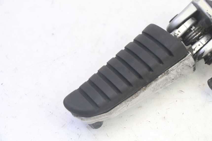 photo de PEDANA ANTERIORE SINISTRA SUZUKI DL V STROM 1000 (2002 - 2007) - Dettaglio del componente