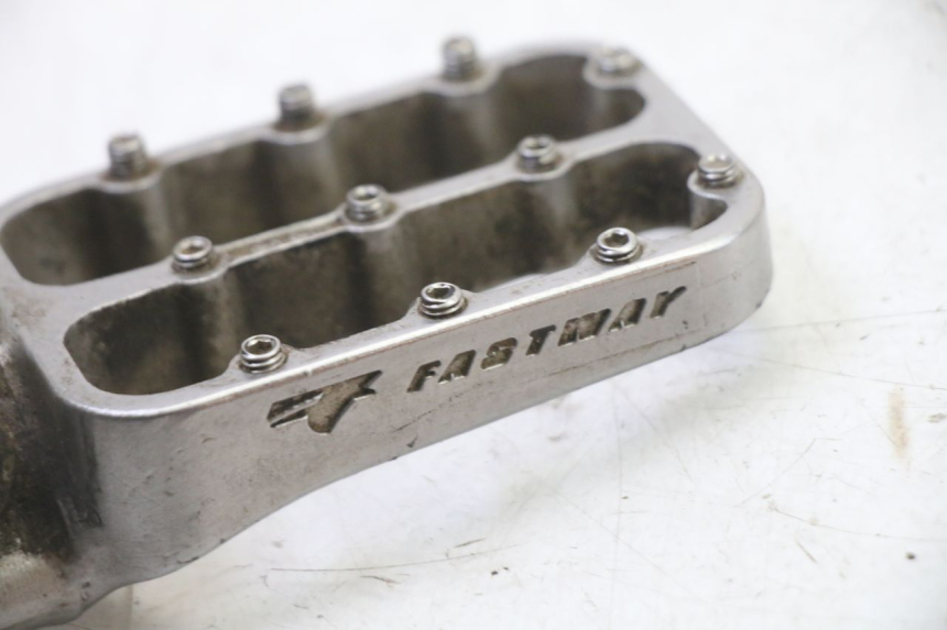 photo de PEDANA ANTERIORE SINISTRA KTM SUPERENDURO R 950 (2005 - 2009) - Primo piano tecnico