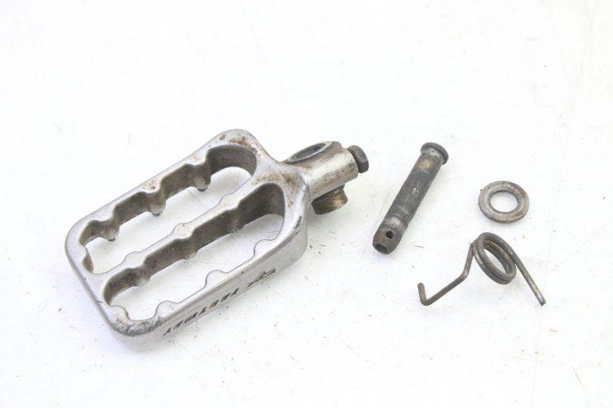 photo de PEDANA ANTERIORE SINISTRA KTM SUPERENDURO R 950 (2005 - 2009) - Dettagli dei punti di fissaggio