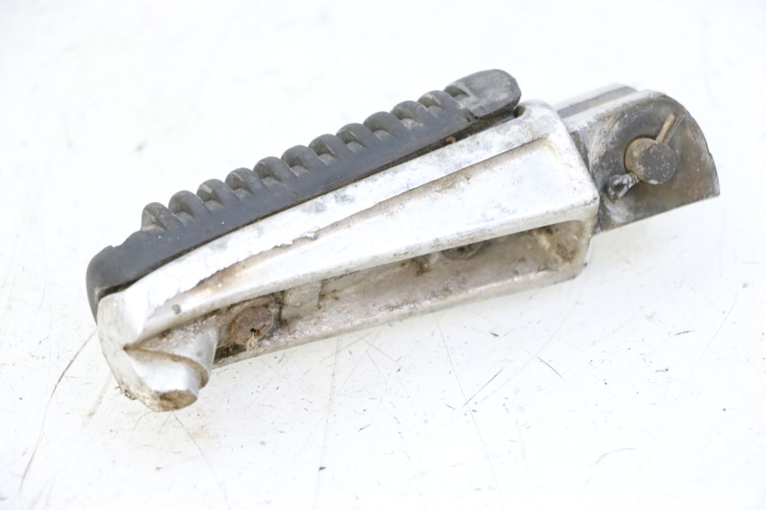 photo de PEDANA ANTERIORE SINISTRA YAMAHA XJN DIVERSION 600 (2000 - 2003) - Primo piano tecnico