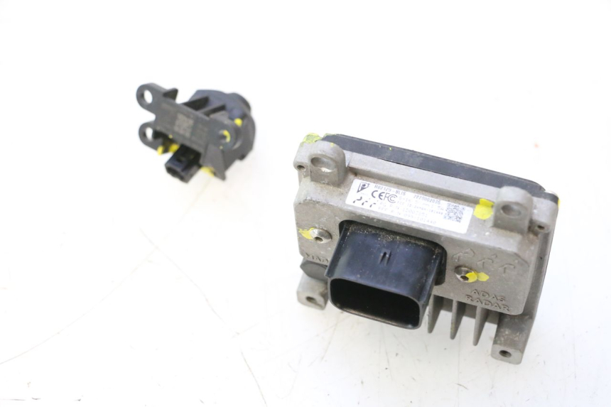 photo de TELECAMERA RETROMARCIA PIAGGIO MP3 HPE 530 (2022 - 2026) - Altra angolazione
