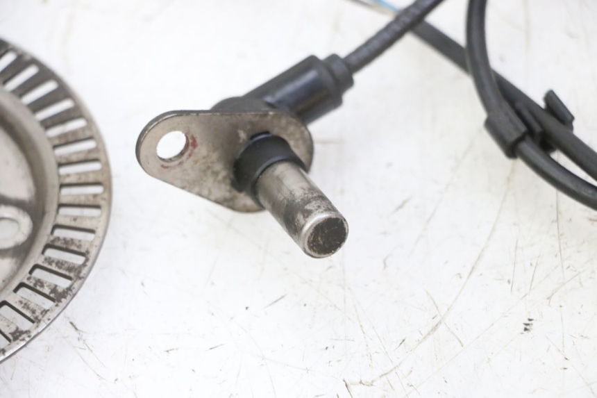 photo de CAPTEUR ABS ANTERIORE PEUGEOT SATELIS 125 (2013 - 2018) - Primo piano tecnico