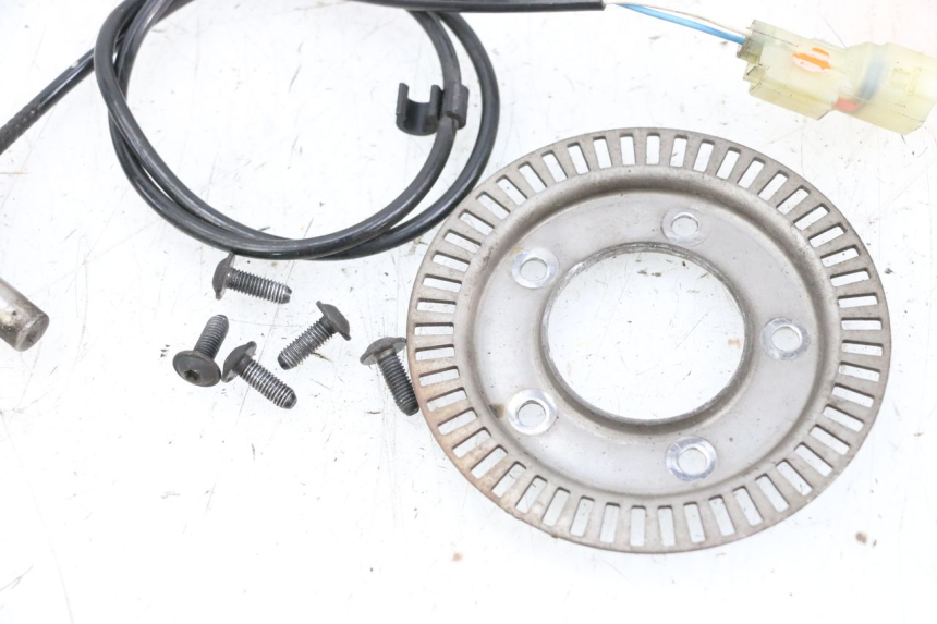 photo de CAPTEUR ABS ANTERIORE PEUGEOT SATELIS 125 (2013 - 2018) - Primo piano tecnico