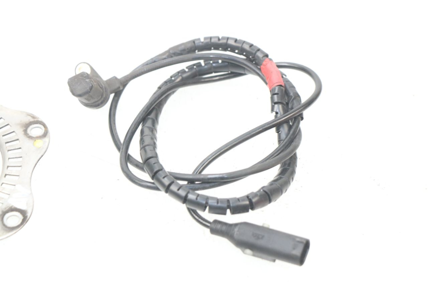 photo de Sensore ABS anteriore PIAGGIO VESPA GTS IE ABS 300 (2016 - 2018) - Primo piano tecnico