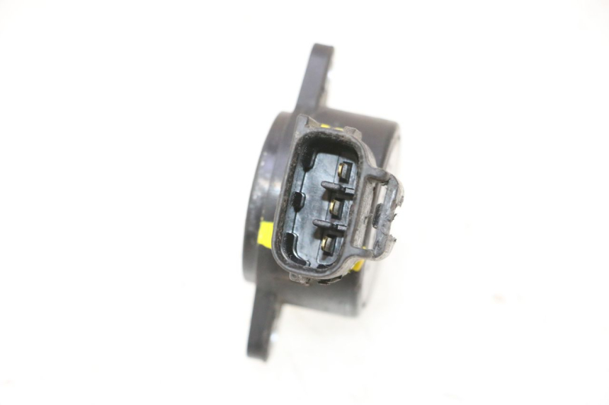 photo de CAPTEUR TPS YAMAHA XMAX X-MAX 125 (2006 - 2009) - Altra angolazione
