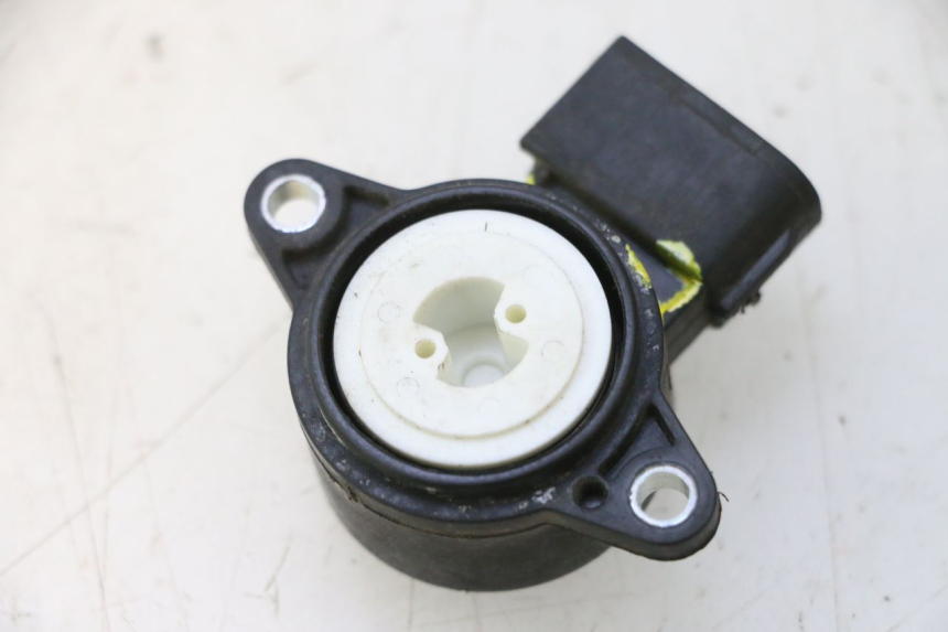 photo de CAPTEUR TPS YAMAHA XMAX X-MAX 125 (2006 - 2009) - Primo piano tecnico