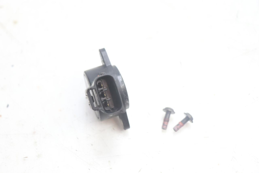 photo de CAPTEUR TPS YAMAHA XMAX X-MAX 125 (2006 - 2009) - Altra angolazione