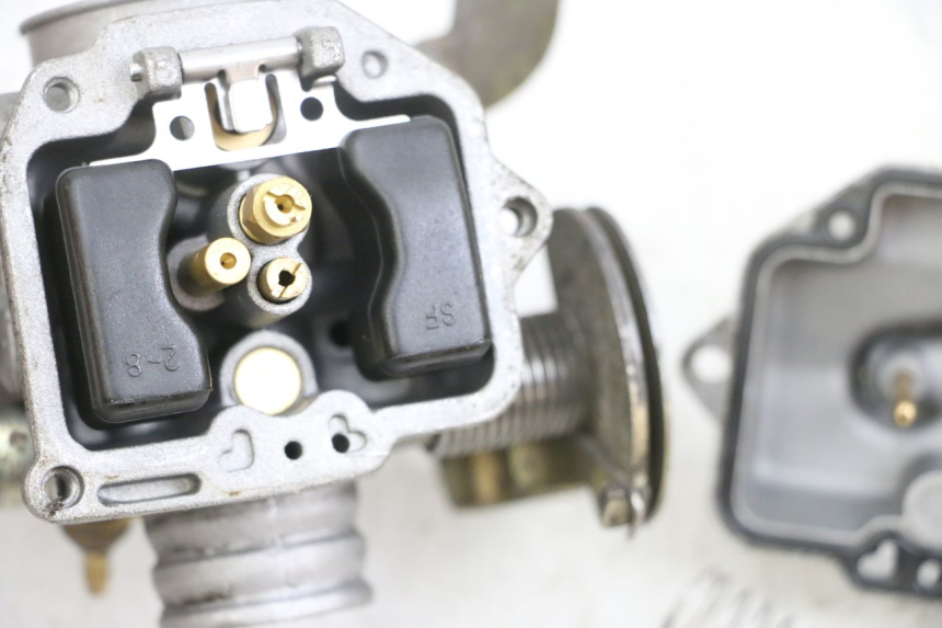 photo de CARBURATORE PEUGEOT KISBEE 4T 50 (2010 - 2017) - Caratteristiche distintive