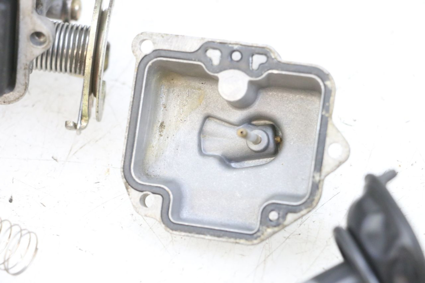 photo de CARBURATORE PEUGEOT KISBEE 4T 50 (2010 - 2017) - Ispezione visiva dettagliata