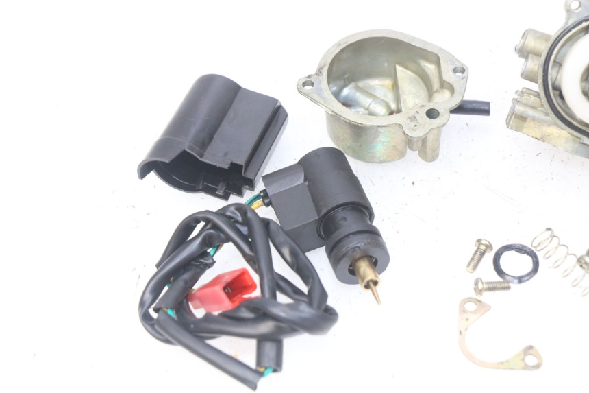 photo de CARBURATORE PEUGEOT TKR TREKKER FURIOUS 50 (2005 - 2014) - Primo piano ad alta risoluzione