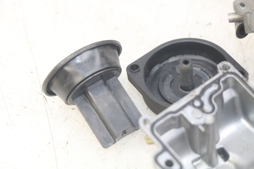 photo de CARBURATORE SUZUKI UH BURGMAN 125 (2002 - 2006) - Primo piano ad alta risoluzione