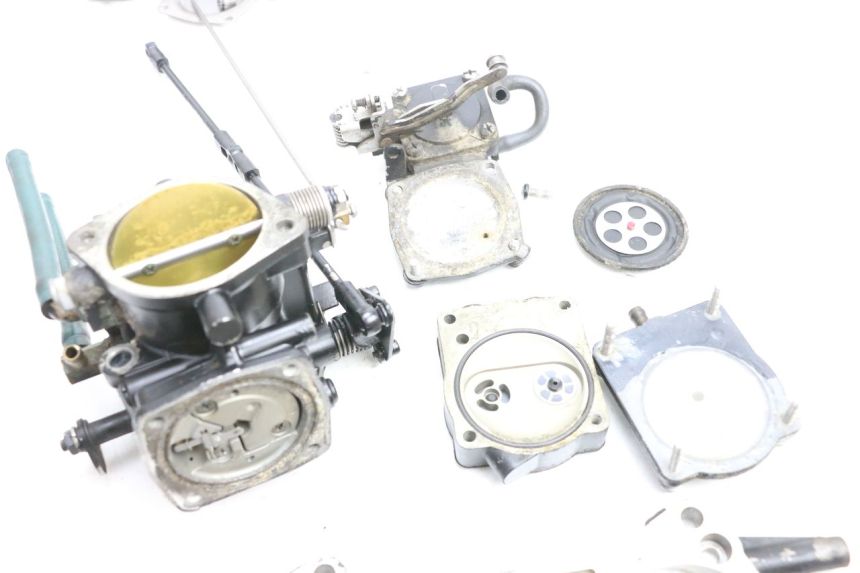 photo de CARBURATORE YAMAHA WAVE RUNNER GP R 1200 (2000 - 2003) - Angolazione alternativa