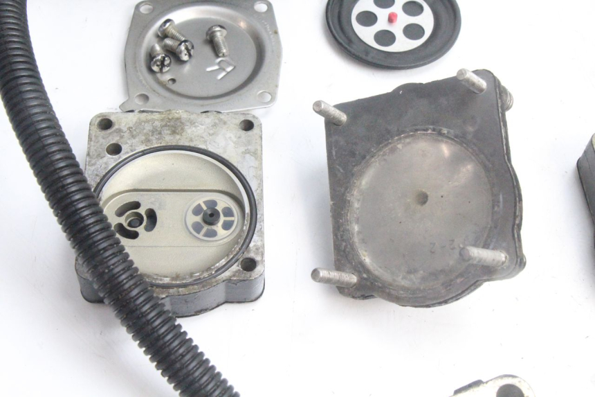 photo de CARBURATORE YAMAHA WAVE RUNNER GP R 1200 (2000 - 2003) - Dettagli dei punti di fissaggio