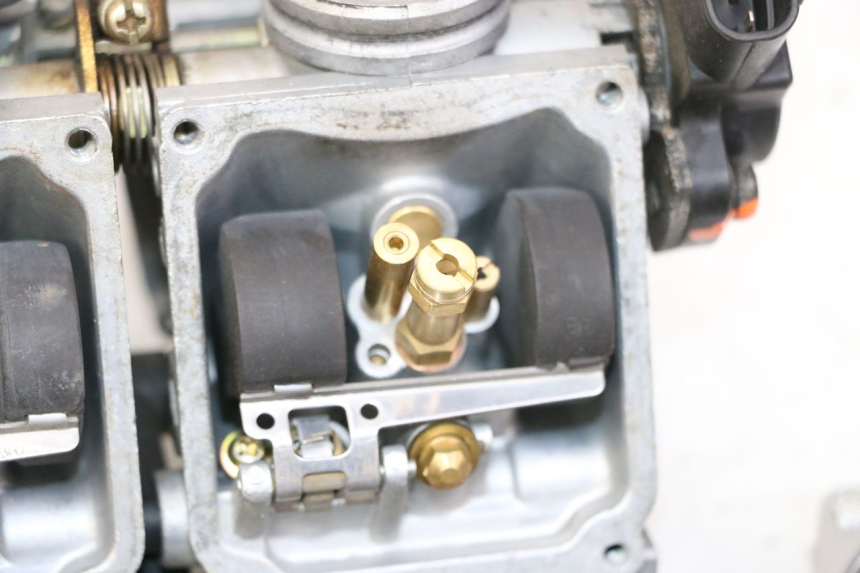 photo de CARBURATORE YAMAHA XJN DIVERSION 600 (2000 - 2003) - Altra vista dell'articolo