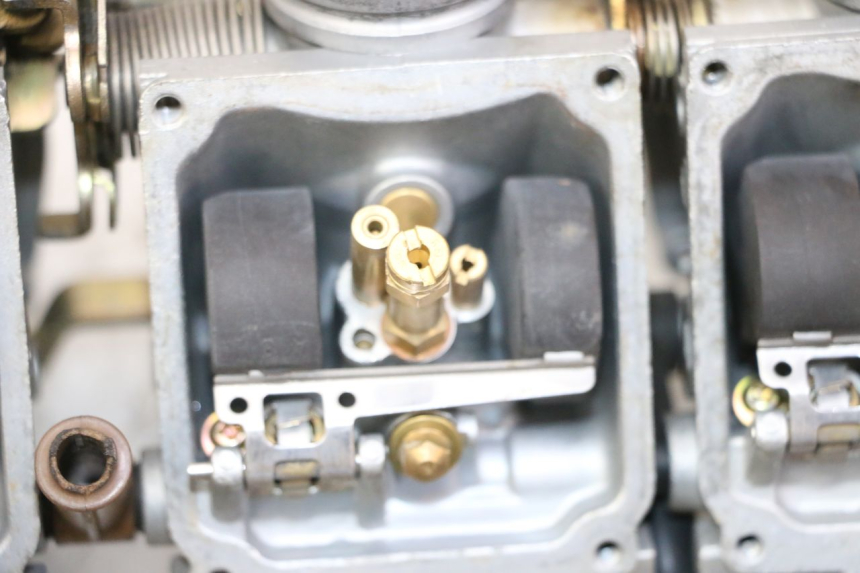 photo de CARBURATORE YAMAHA XJN DIVERSION 600 (2000 - 2003) - Caratteristiche distintive