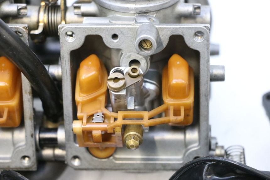 photo de CARBURATORE YAMAHA YZF R GENESIS 750 (1993 - 1998) - Dettagli dei punti di fissaggio