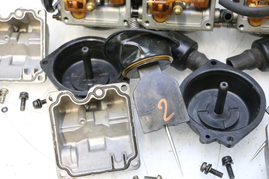 photo de CARBURATORE YAMAHA YZF R GENESIS 750 (1993 - 1998) - Marcature e riferimenti originali