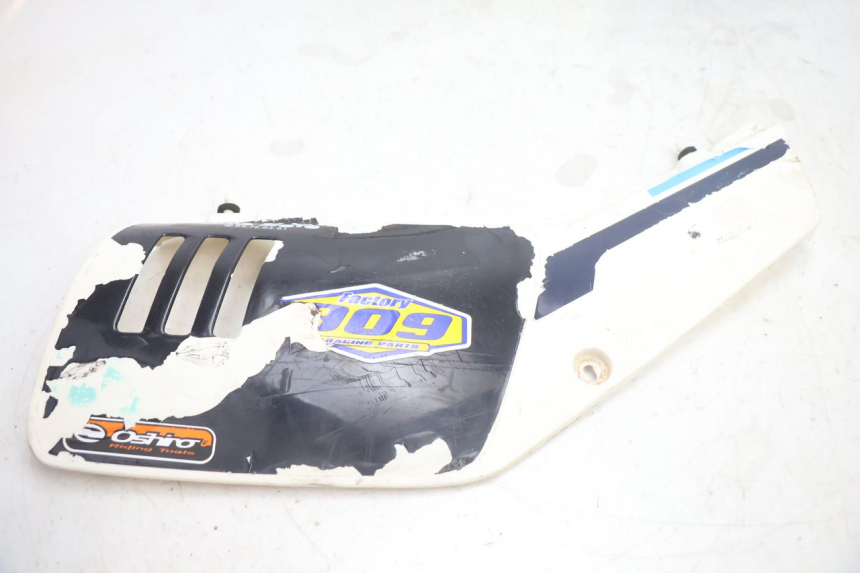 photo de CARENA POSTERIORE SUZUKI DR S 600 (1985 - 1989) - Primo piano tecnico