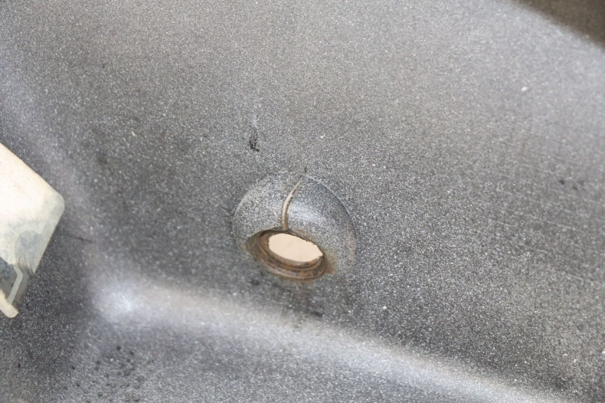 photo de CARENAGE POSTERIORE DAELIM VJ ROADWIN FI 125 (2008 - 2017) - Zoom sullo stato d'uso