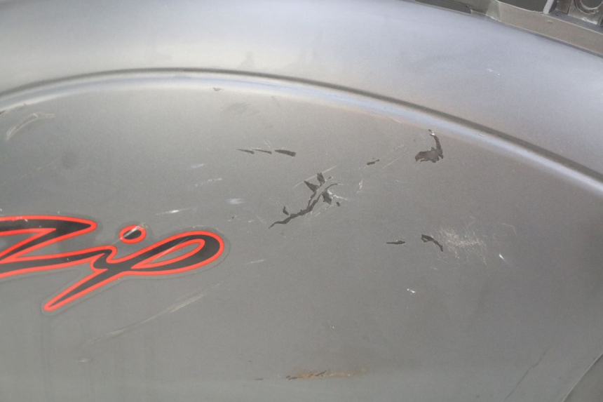 photo de CARENATURA POSTERIORE PIAGGIO ZIP 4T 50 (2018 - 2020) - Zoom sullo stato d'uso