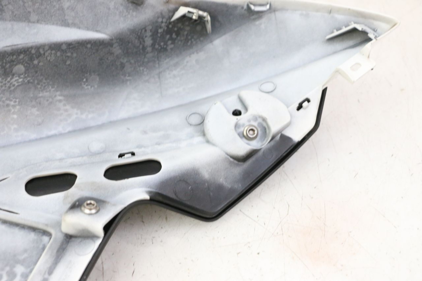 photo de SERBATOIO COPERCHIO SINISTRO BMW G310 R 310 (2016 - 2020) - Primo piano tecnico