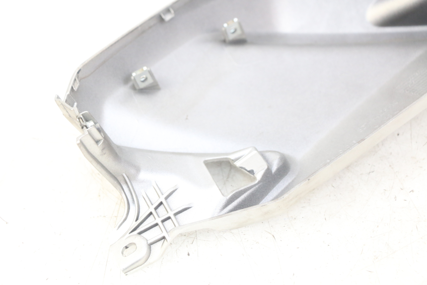 photo de CARENATURA SERBATOIO SINISTRO YAMAHA MT ABS 125 (2014 - 2018) - Dettagli dei punti di fissaggio