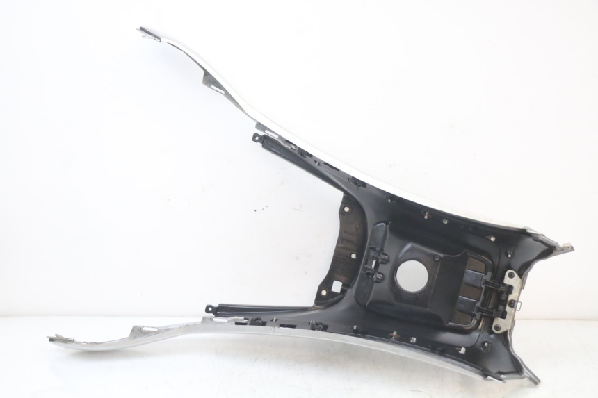 photo de CARENATURA SERBATOIO PIAGGIO MP3 LT 400 (2007 - 2012) - Dettagli dei punti di fissaggio