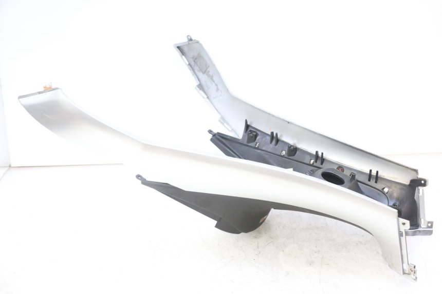 photo de SERBATOIO COPERCHIO PIAGGIO MP3 LT 300 (2010 - 2016) - Dettagli dei punti di fissaggio