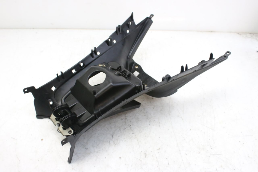 photo de CARENAGE RESERVOIR PIAGGIO MP3 RL 250 (2006 - 2010) - Primo piano tecnico