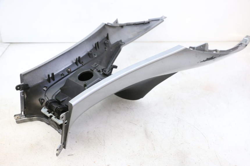 photo de CARENAGE RESERVOIR PIAGGIO MP3 500 (2014 - 2017) - Dettagli dei punti di fissaggio