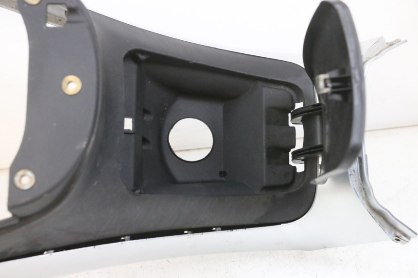 photo de CARENAGE RESERVOIR PIAGGIO MP3 RL 250 (2006 - 2010) - Focus sulla struttura