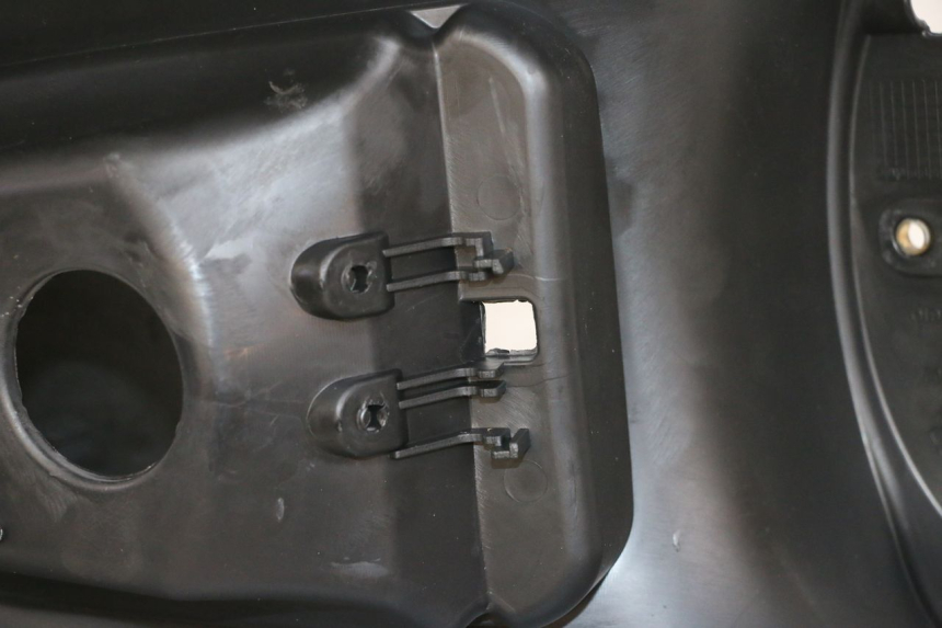 photo de CARENAGE RESERVOIR PIAGGIO MP3 RL 250 (2006 - 2010) - Primo piano tecnico