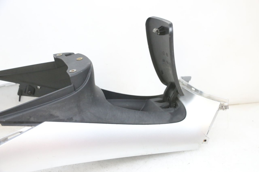 photo de CARENAGE RESERVOIR PIAGGIO MP3 RL 250 (2006 - 2010) - Stato della superficie e materiale