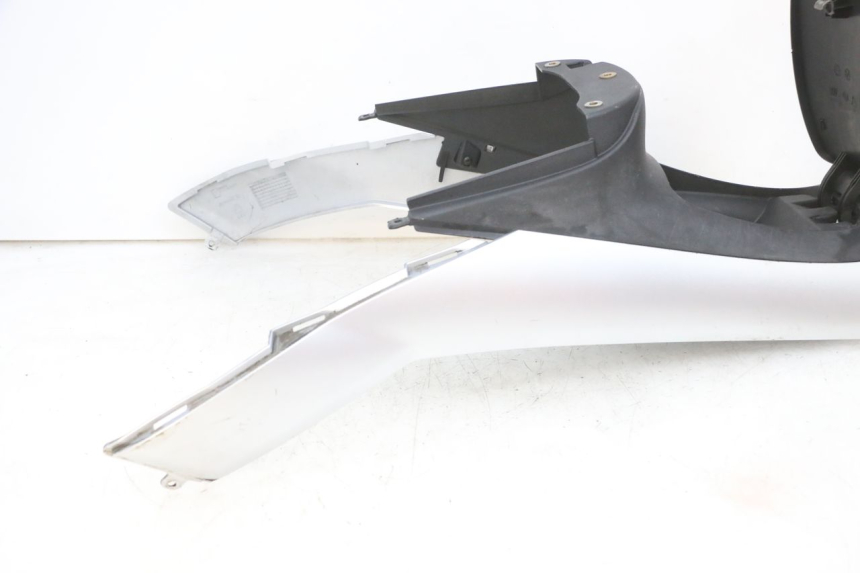 photo de CARENAGE RESERVOIR PIAGGIO MP3 RL 250 (2006 - 2010) - Marcature e riferimenti originali