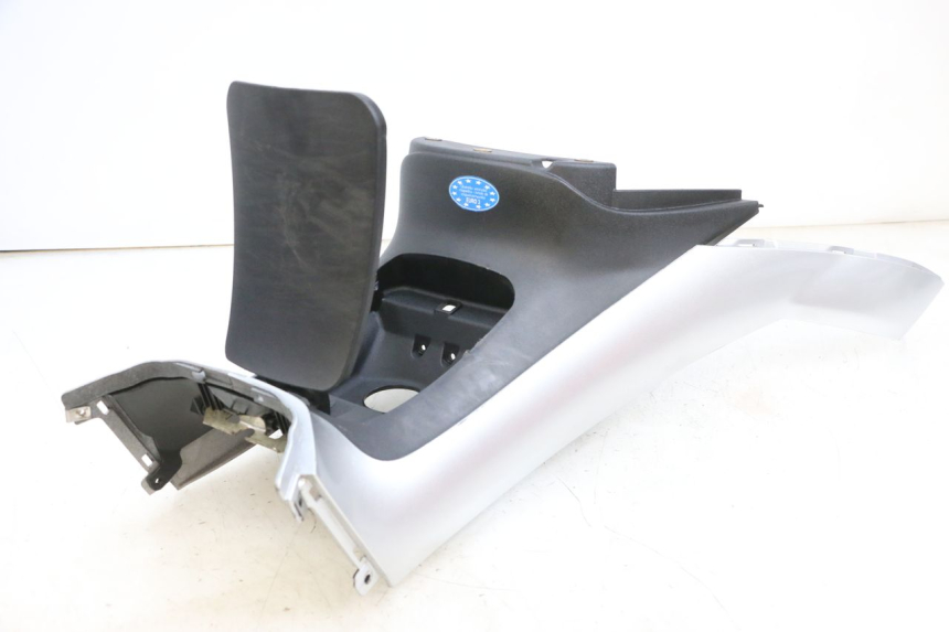 photo de CARENAGE RESERVOIR PIAGGIO MP3 RL 250 (2006 - 2010) - Zoom sui componenti