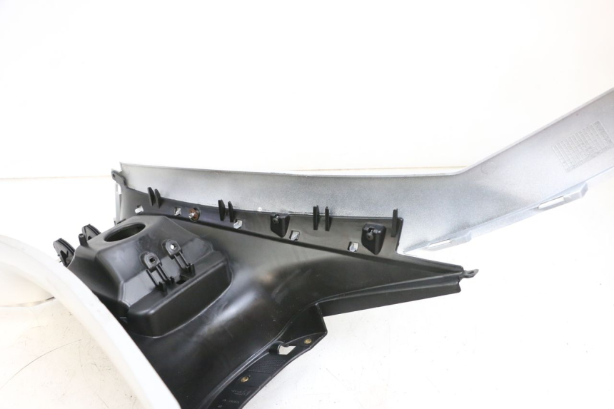 photo de CARENAGE RESERVOIR PIAGGIO MP3 RL 250 (2006 - 2010) - Zoom sullo stato d'uso