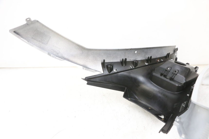 photo de CARENAGE RESERVOIR PIAGGIO MP3 RL 250 (2006 - 2010) - Altra angolazione