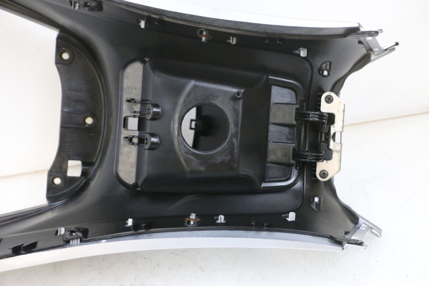 photo de CARENAGE RESERVOIR PIAGGIO MP3 RL 250 (2006 - 2010) - Primo piano tecnico